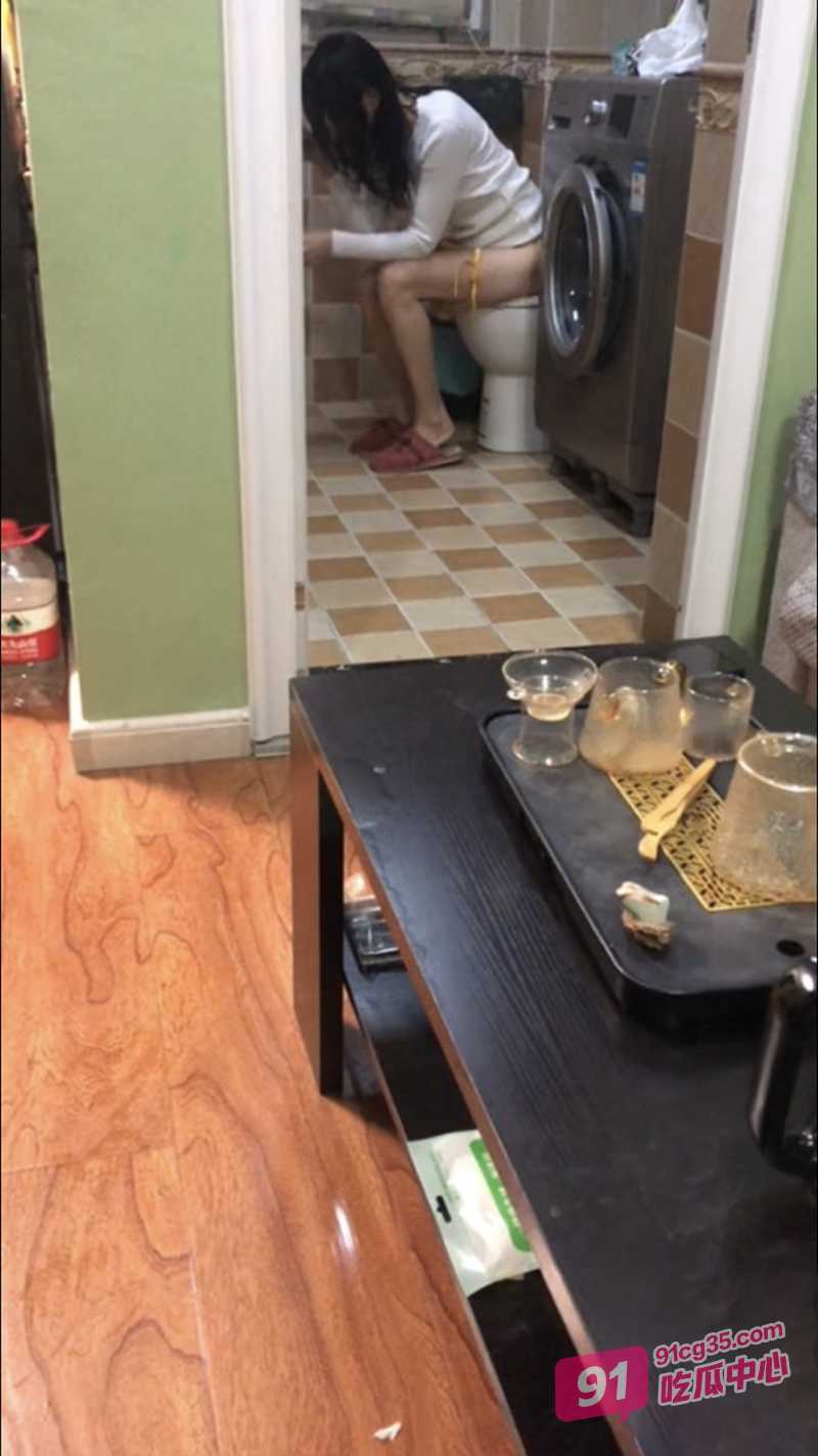 海角母子乱伦 马桶上疯狂捅正在撒尿的老娘 最后射满一肚子! 配图5