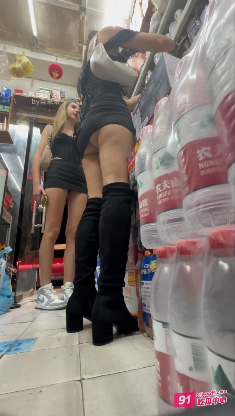 跟拍抄底金发短裙美女 勒逼丁字裤骚气十足～ 配图2