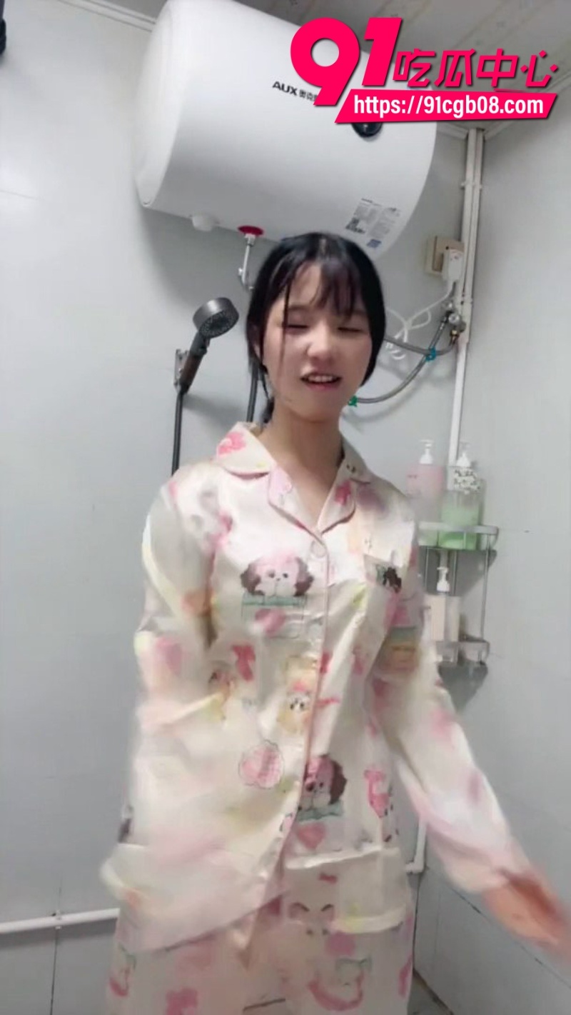 新人姐妹花 我不是少爺 姐姐大胆自慰喷水高潮 妹妹洗澡湿身撩人 双重互动让人目不转睛