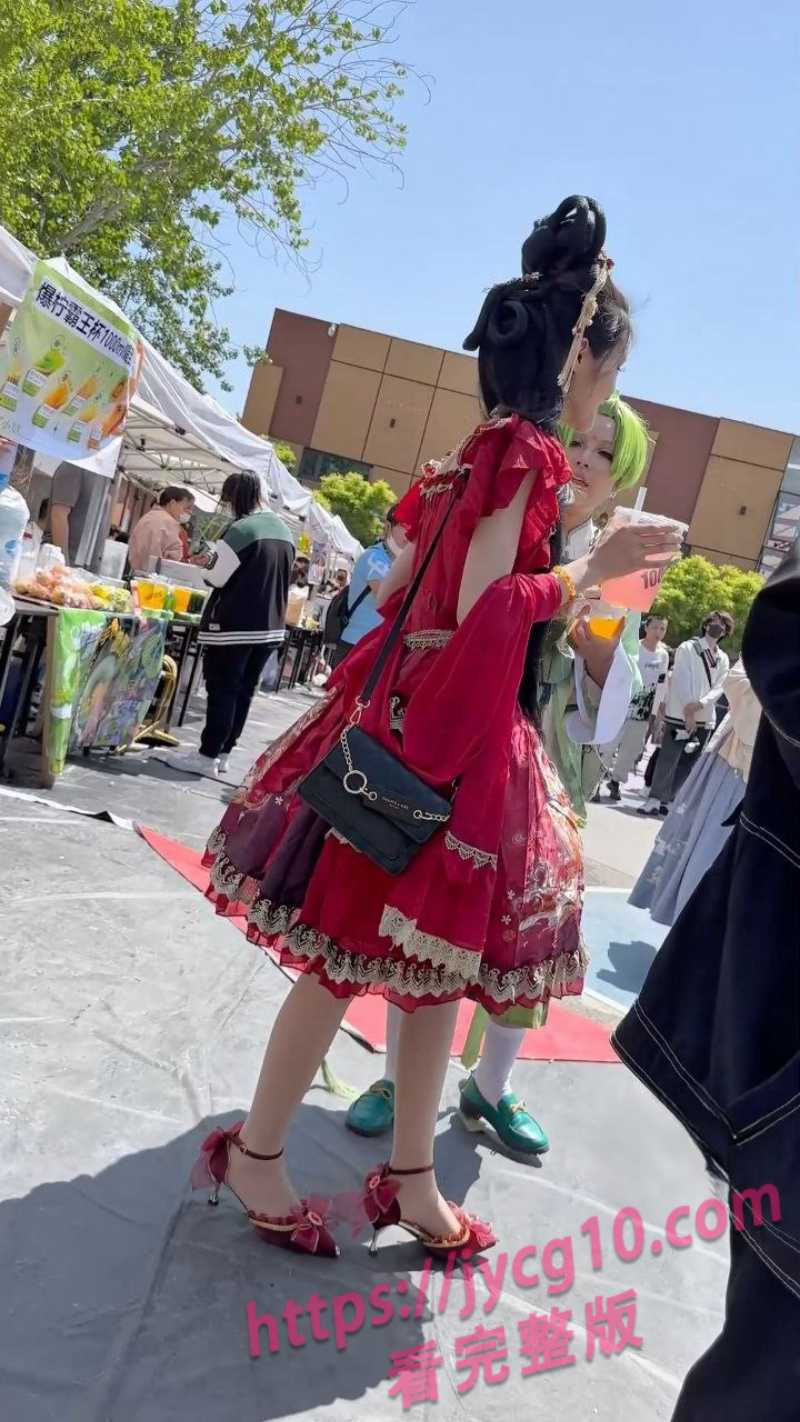 动漫展红裙洛丽塔美女走红 肉色内搭若隐若现太撩人！