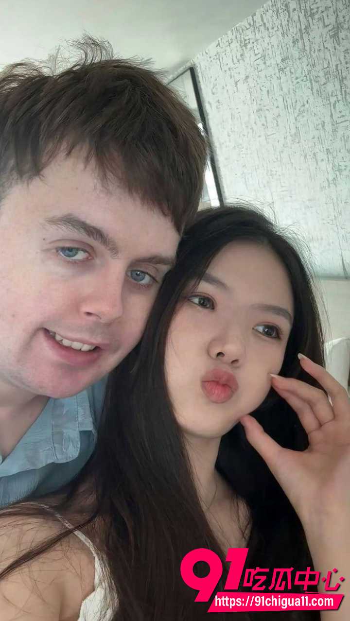 四川95后美女疯狂倒贴穷鬼英国男友 3