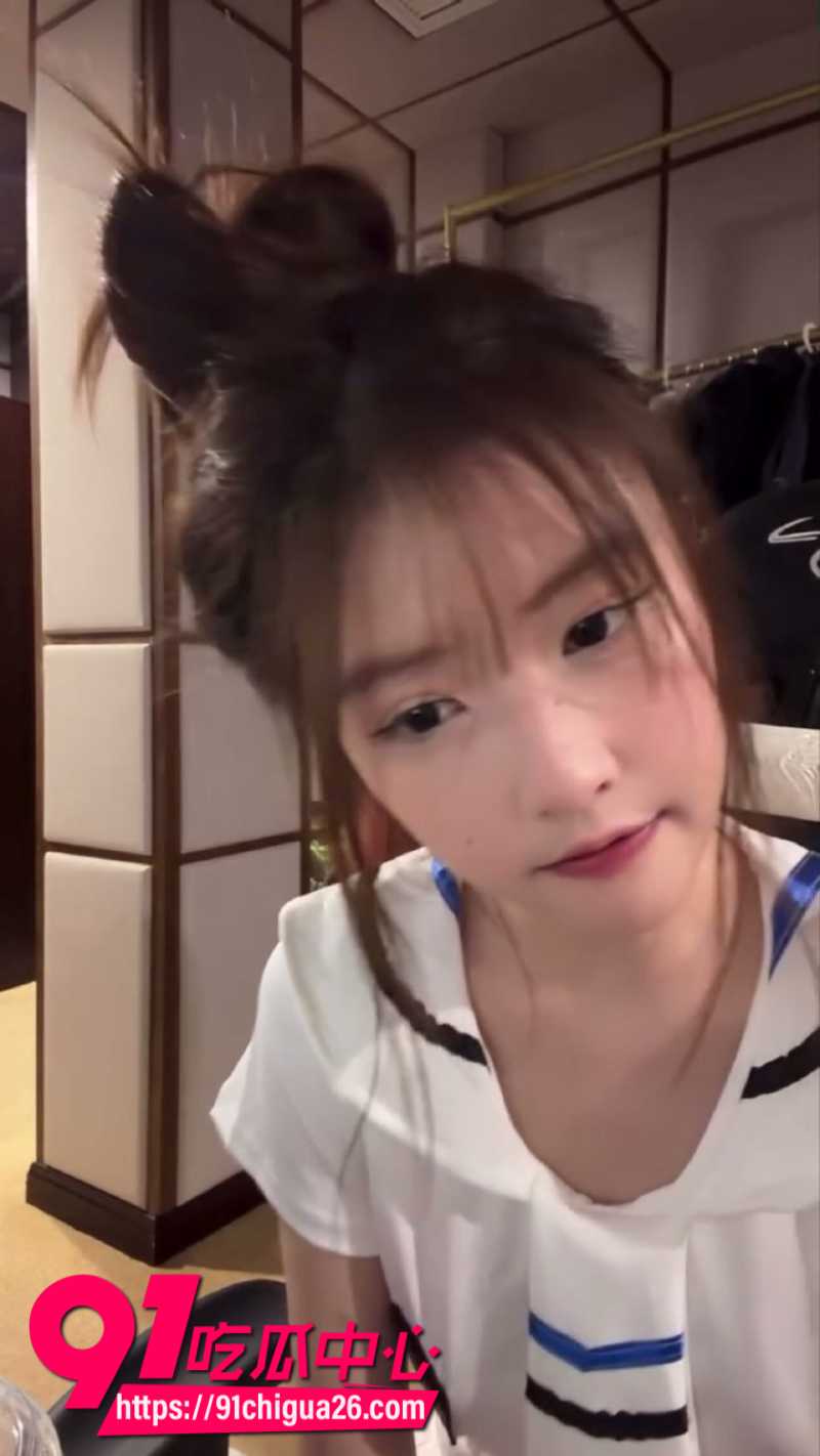 抖音847W粉丝女网红杀猪饲料直播走光5