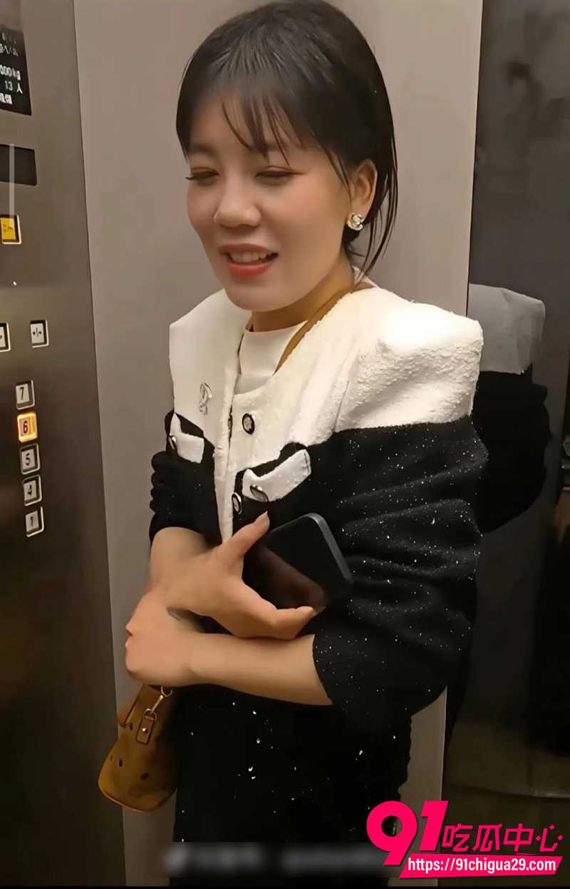 电梯少妇孙晔子  3