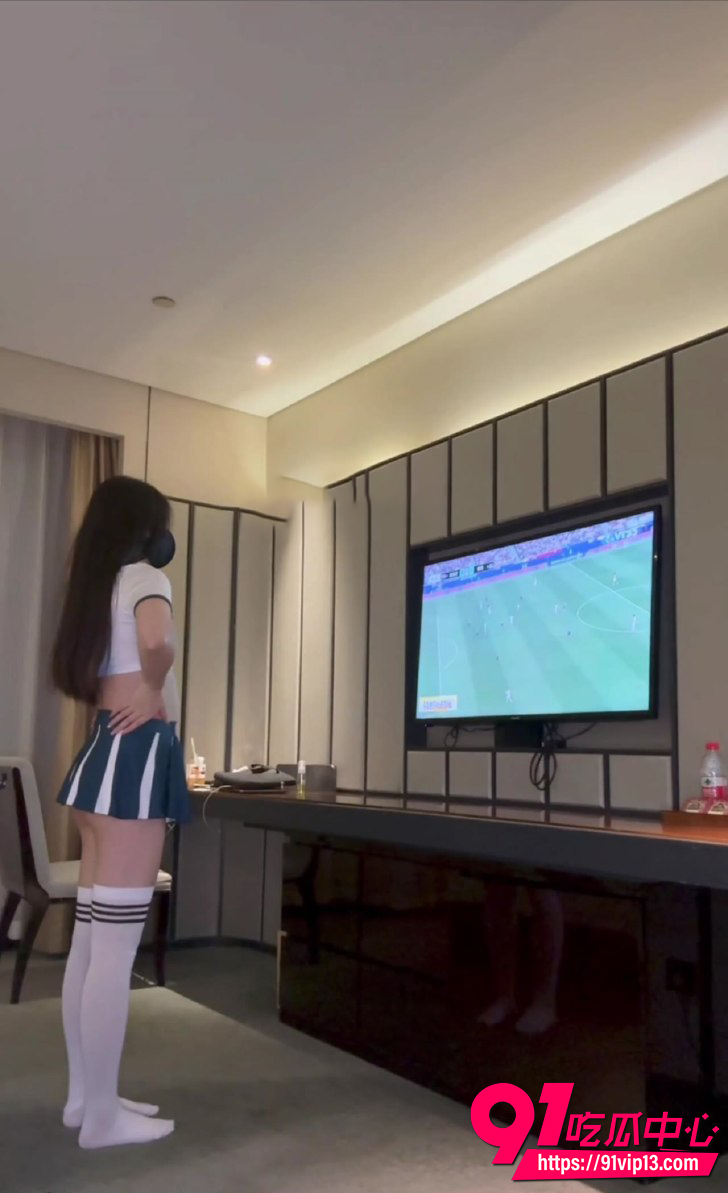 推特博主小陈和小王 世界杯限定新作白丝足球宝贝淫妻 硬鸡巴捅进去一边看球一边猛操！