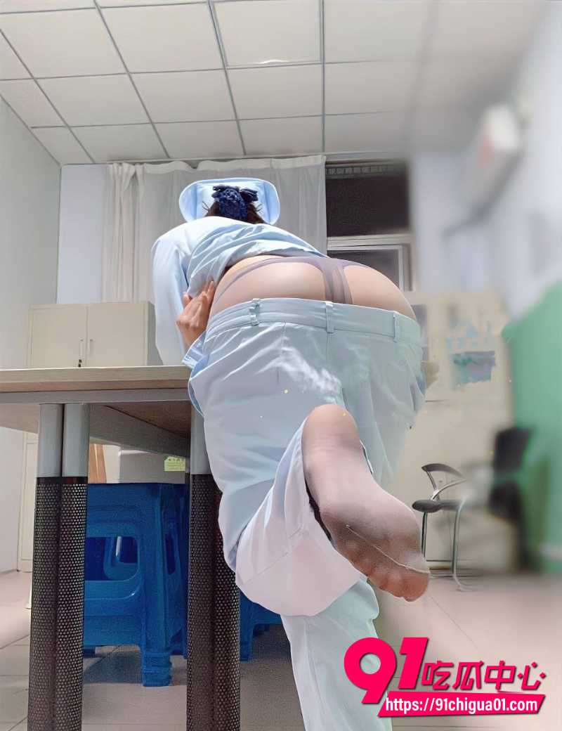 白衣天使庞丽娜反差爆表！3