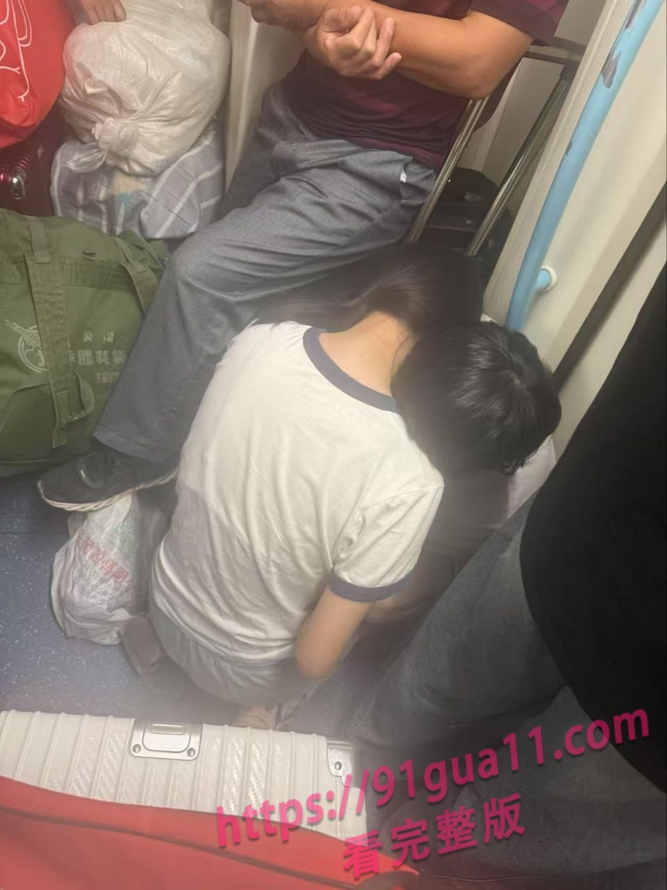 上海小情侣寻求刺激 当众热吻打飞机 激情缠绵旁若无人