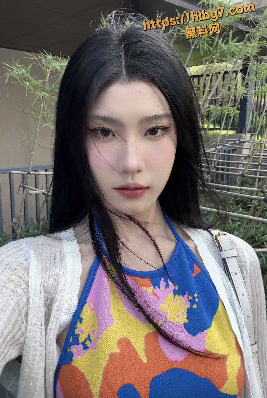 盯射榨汁天花板，知名反差婊易直播胆胆内容火辣 展示玉足，模拟手势助你发射！