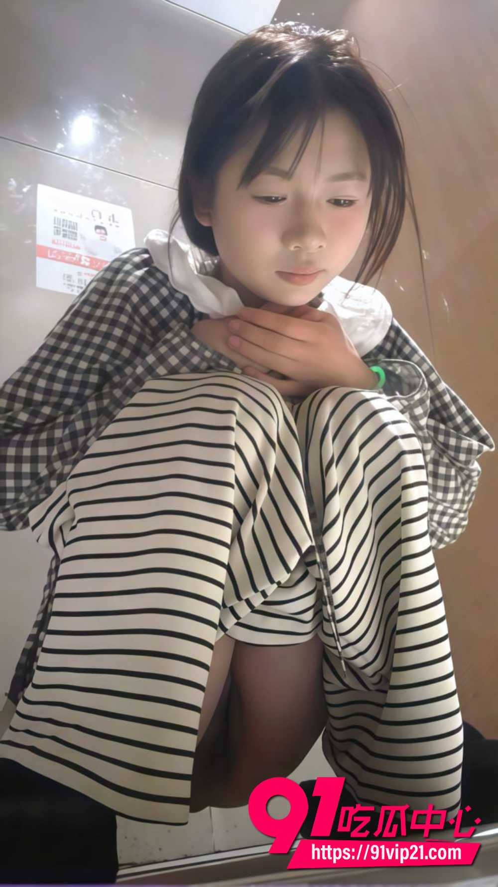 女厕偷拍粉衣妹2