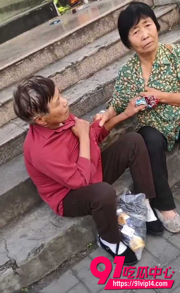 中国大妈街头为塑料瓶互撕！红衣老太被拽衣领疯狂争抢 可乐罐都成道具