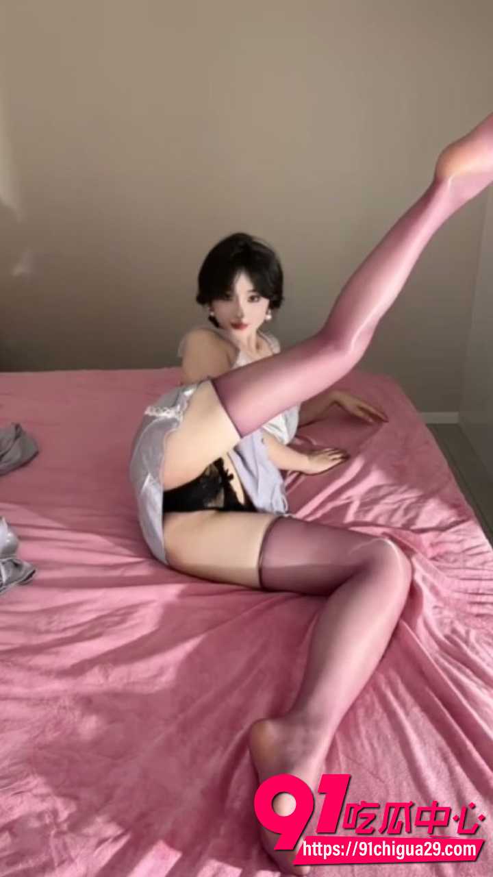 抖音御姐网红小九红穿情趣吊带睡裙6