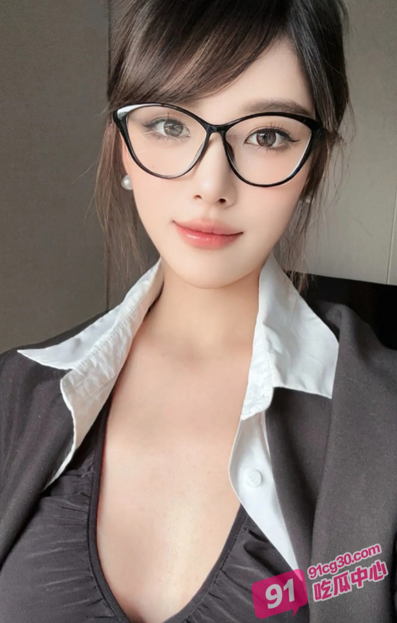 泰国气质网红Deerlong最新私拍 白虎眼镜妹在落地窗前被无套内射！ 配图6