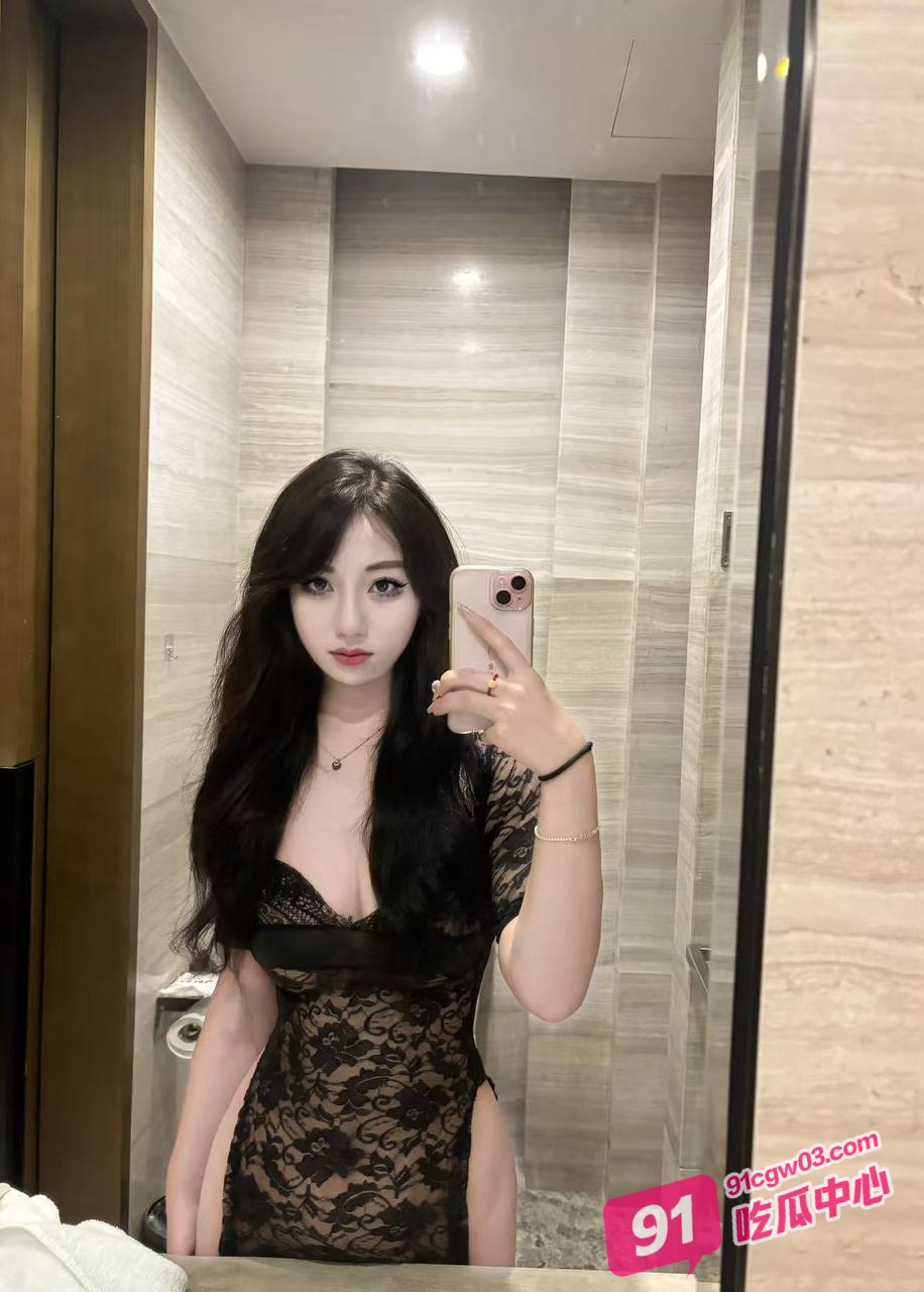 推特Vissstaaaas健身爱上女教练 金钱攻势下黑丝骚货迫不及待进门跪舔！ 配图