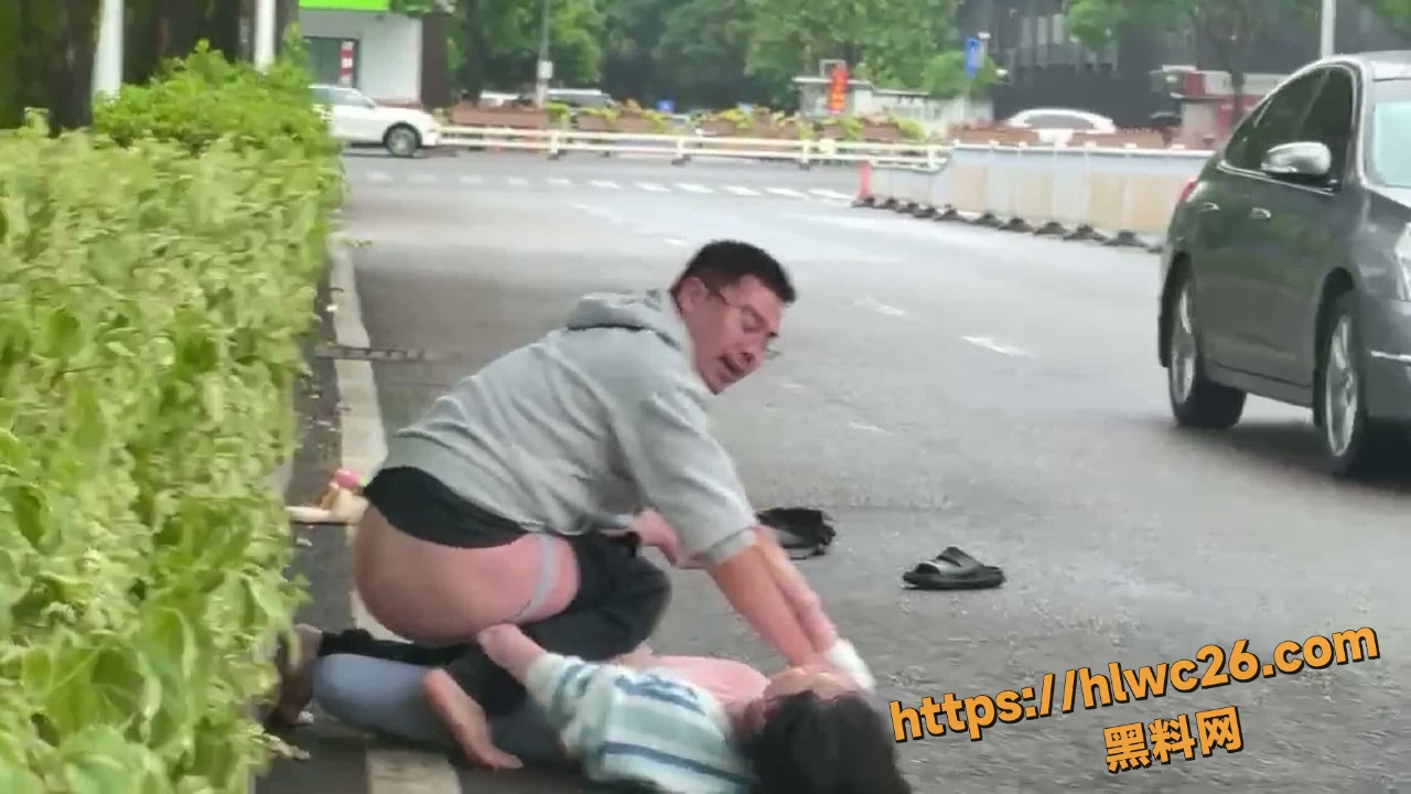 一对男女当街激烈互撕 女子狂扒男子裤子露屁股 男子狼狈求救报警