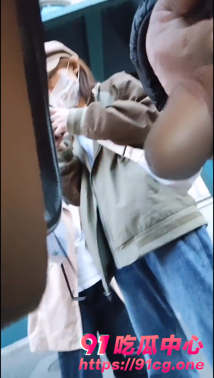 街头暴露狂变态男疯狂裸露巨大肉棒惊吓路人小姐姐泪崩现场