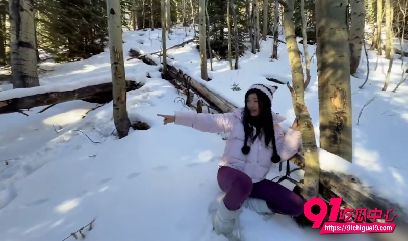 亚裔美眉Lucymochi穿着瑜伽裤与男友雪山野战 大屌双洞齐开!
