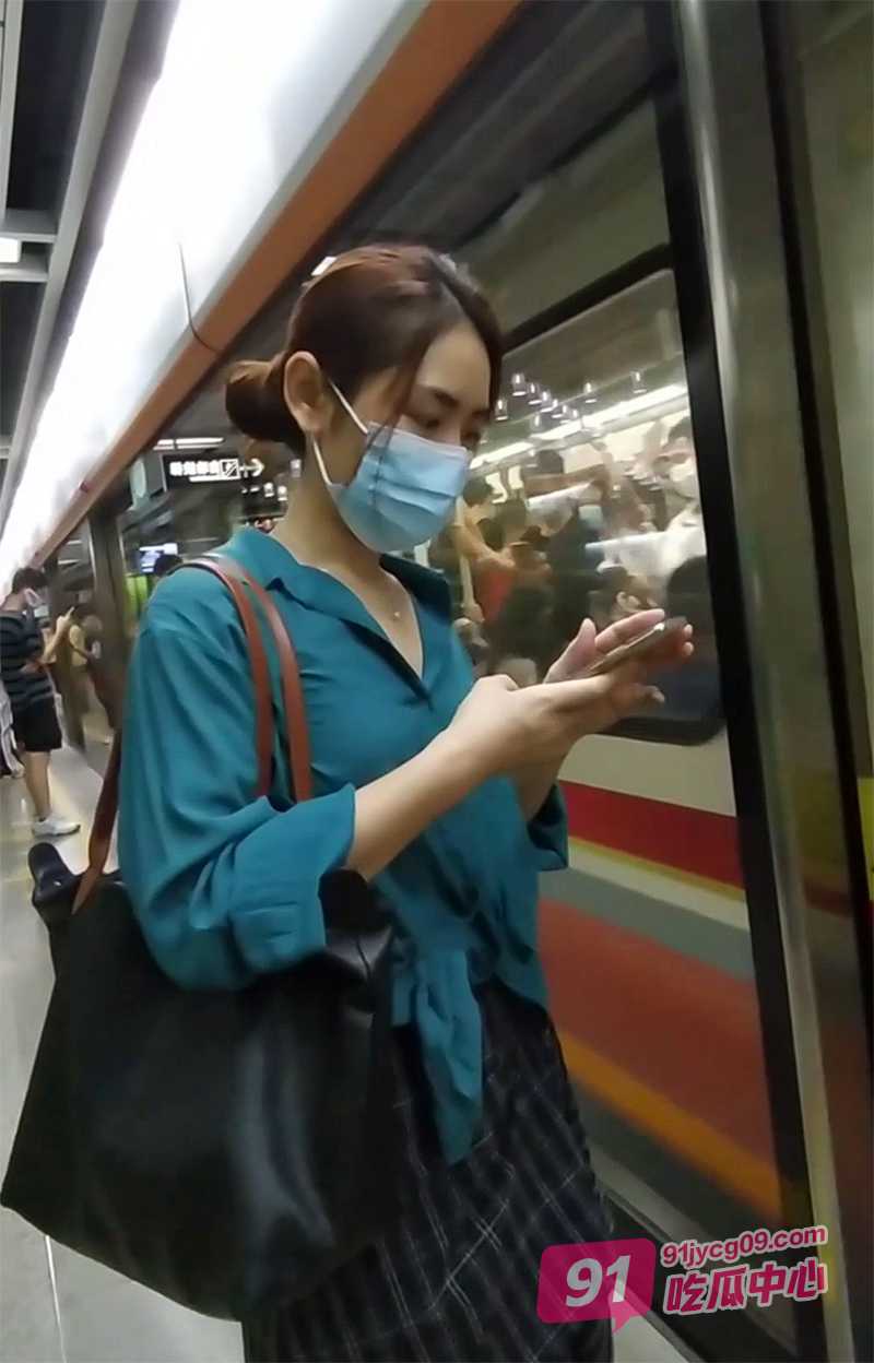 地铁猥亵小姐姐合集 暗藏长枪顶臀各种美女 全程高能刺激！ 配图