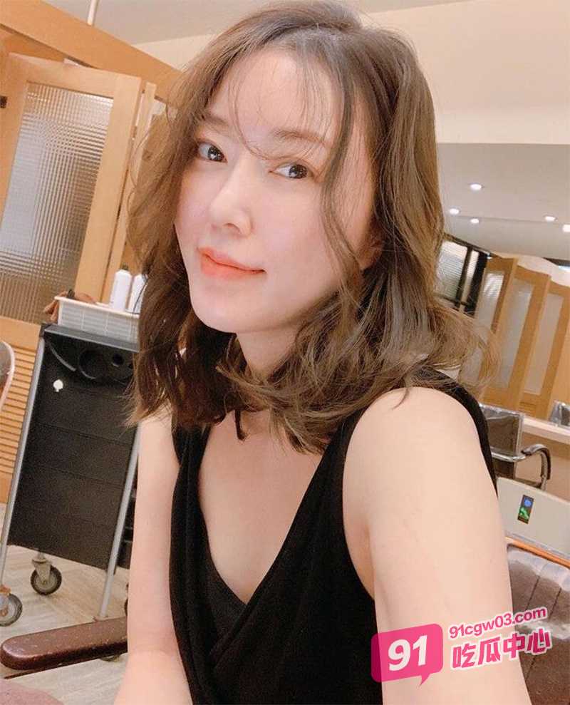 男人的加油站～咖啡厅3P淫乱party 浪劲十足欲女下班任由两个同事轮流玩弄！
