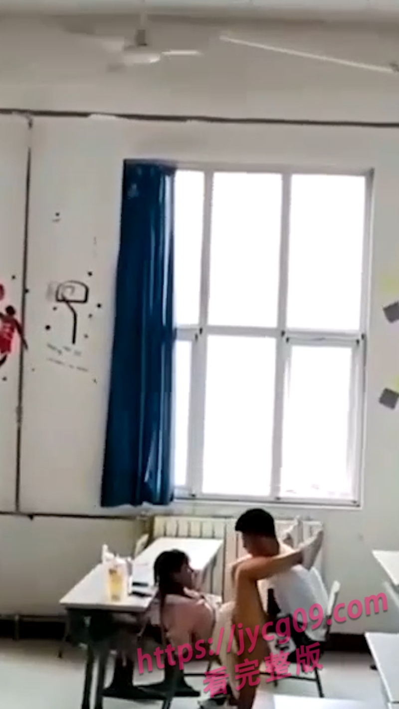 大学男女校园饥渴难耐!教室激情说干就干!流出视频整理合集!