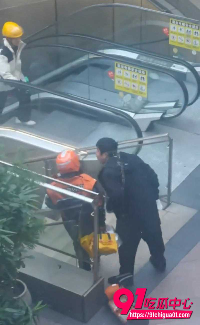 保安外卖员口水大战 互吐对峙针锋相对攻中带防乐子拉满 这君子不动手太逗了