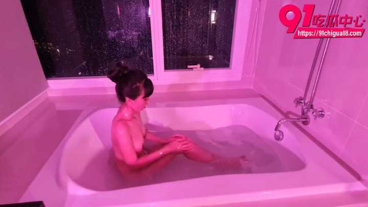 华人反差女神李月如鸳鸯浴前跪舔大屌1