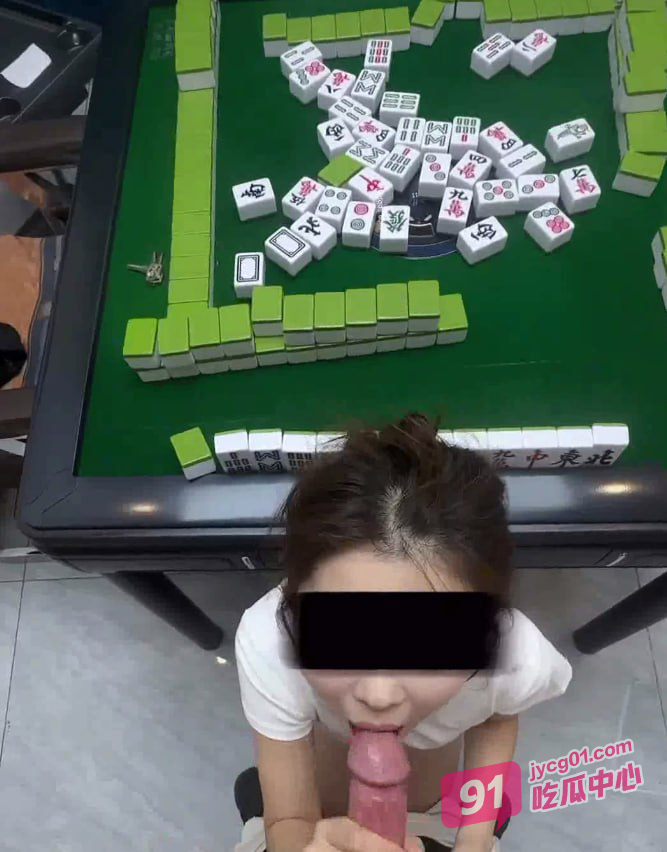 约炮大神阿曼达 勾引少妇麻将室激战 趴在麻将桌上淫叫～ 配图2