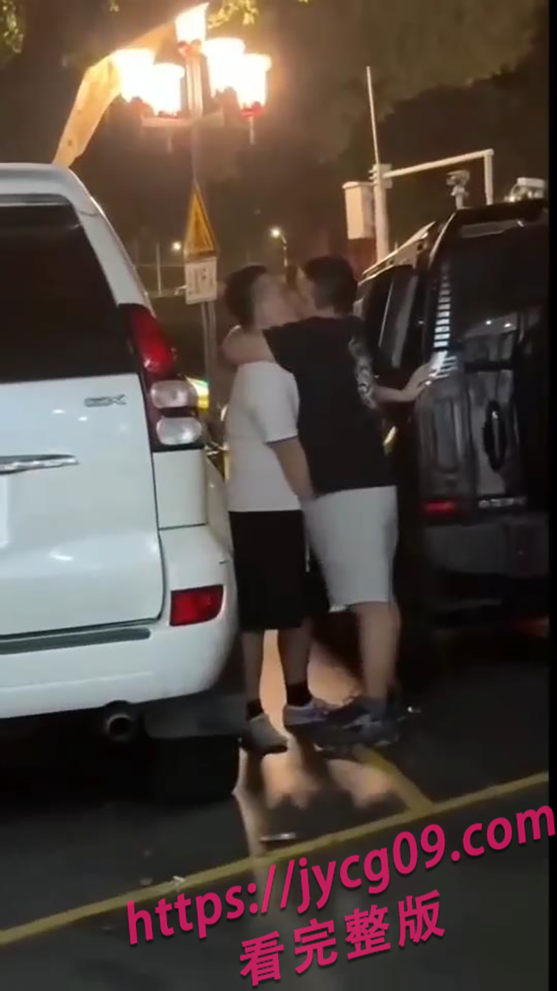 是爱还是冒犯？广东街头男男热吻事件引多方讨论 配图