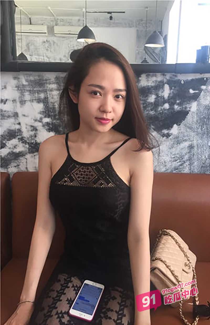 留学生何雨思与老外男友私密视频曝光 床上深喉口交激情做爱 销魂表情太撩人啦！ 配图