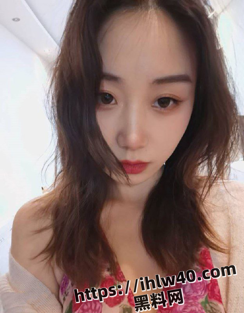 约了很久的大三学姐终于到手了，在酒店里面是真的骚，极品的馒头逼被操的喷水