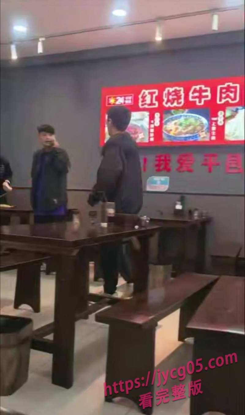临沂小伙拉面馆突发怪异行为！满地翻滚+跪拜如中邪 引热议！ 配图5