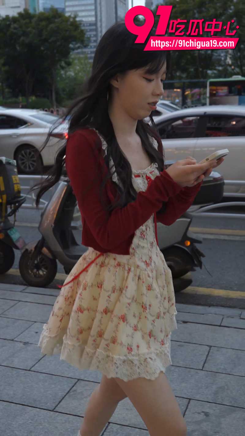 抄底大神尾随偷拍钢牙妹12