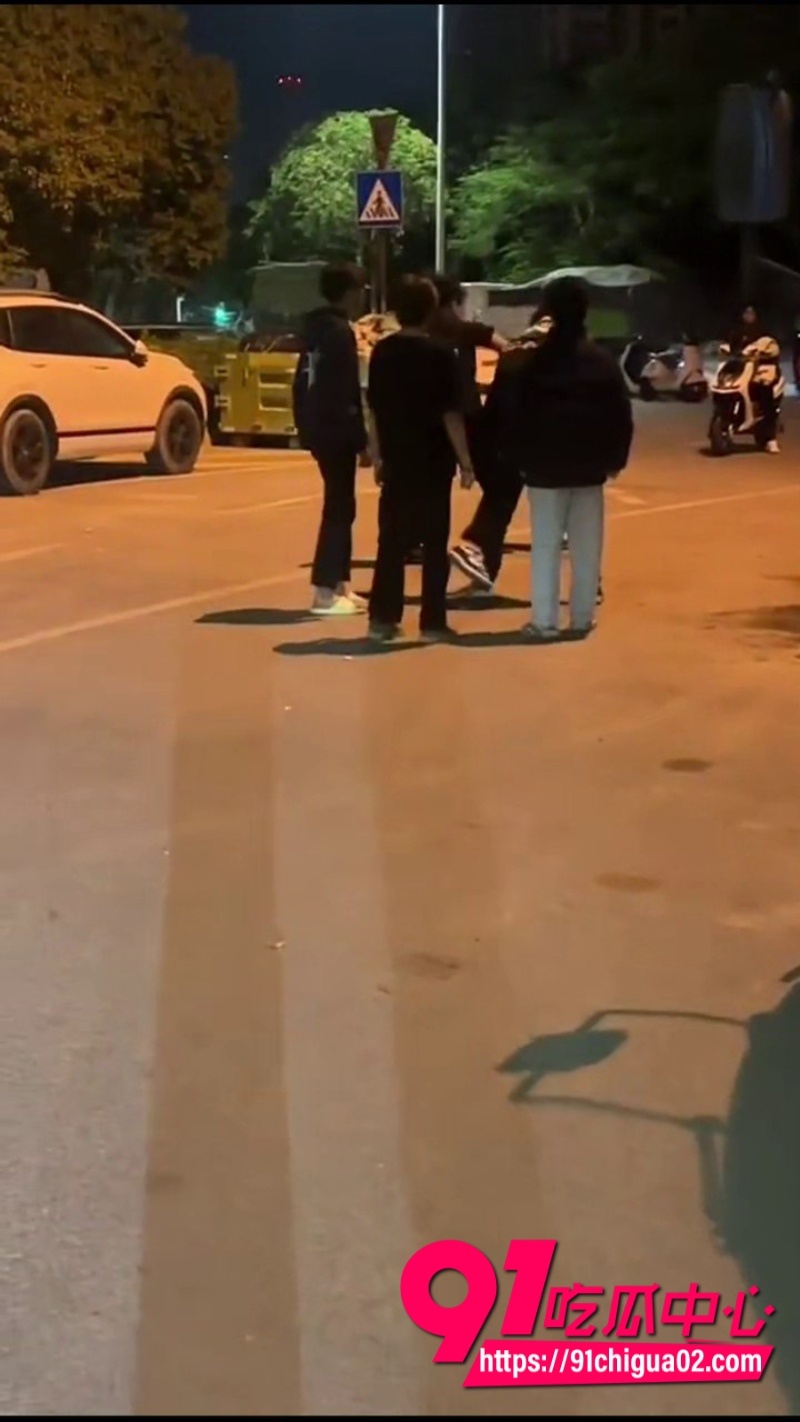 精神小伙霸凌群殴惊险瞬间9