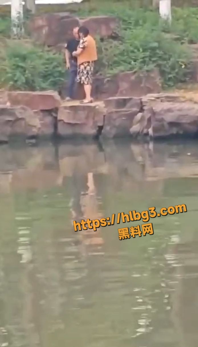 姜还是老的辣 大爷大妈真会玩 来河边偷情 一边做爱 一边看风景 性爱过程被路人全 记录！