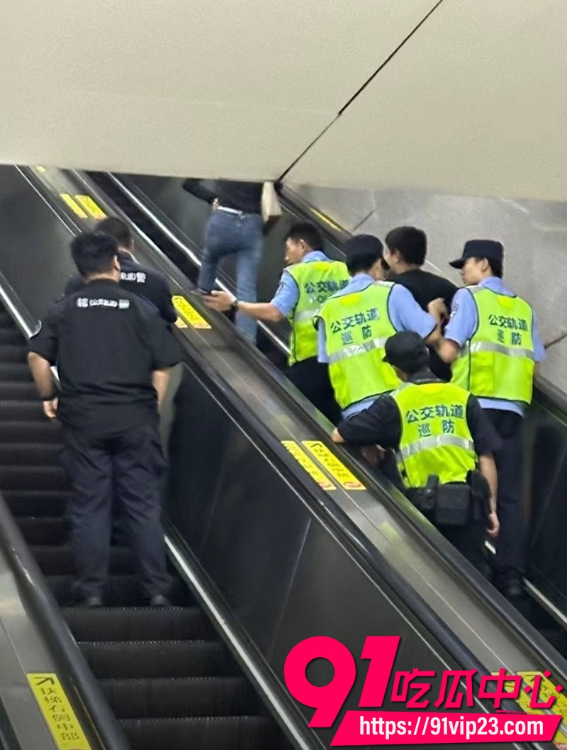 江苏南京地铁3号线少年情绪失控 拉紧急制动扬言报复社会被乘客合力控制1 江苏南京地铁3号线少年情绪失控 拉紧急制动扬言报复社会被乘客合力控制1