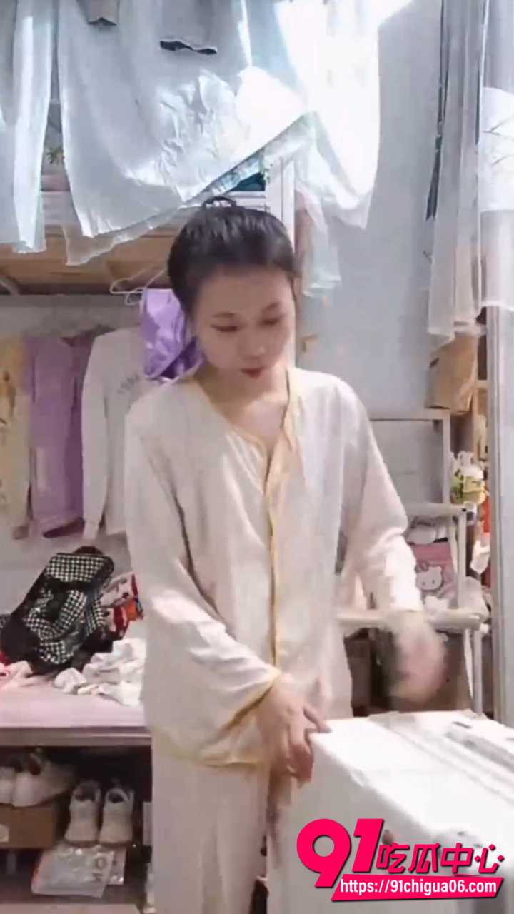 偷拍室友换衣服走光3 偷拍室友换衣服走光3