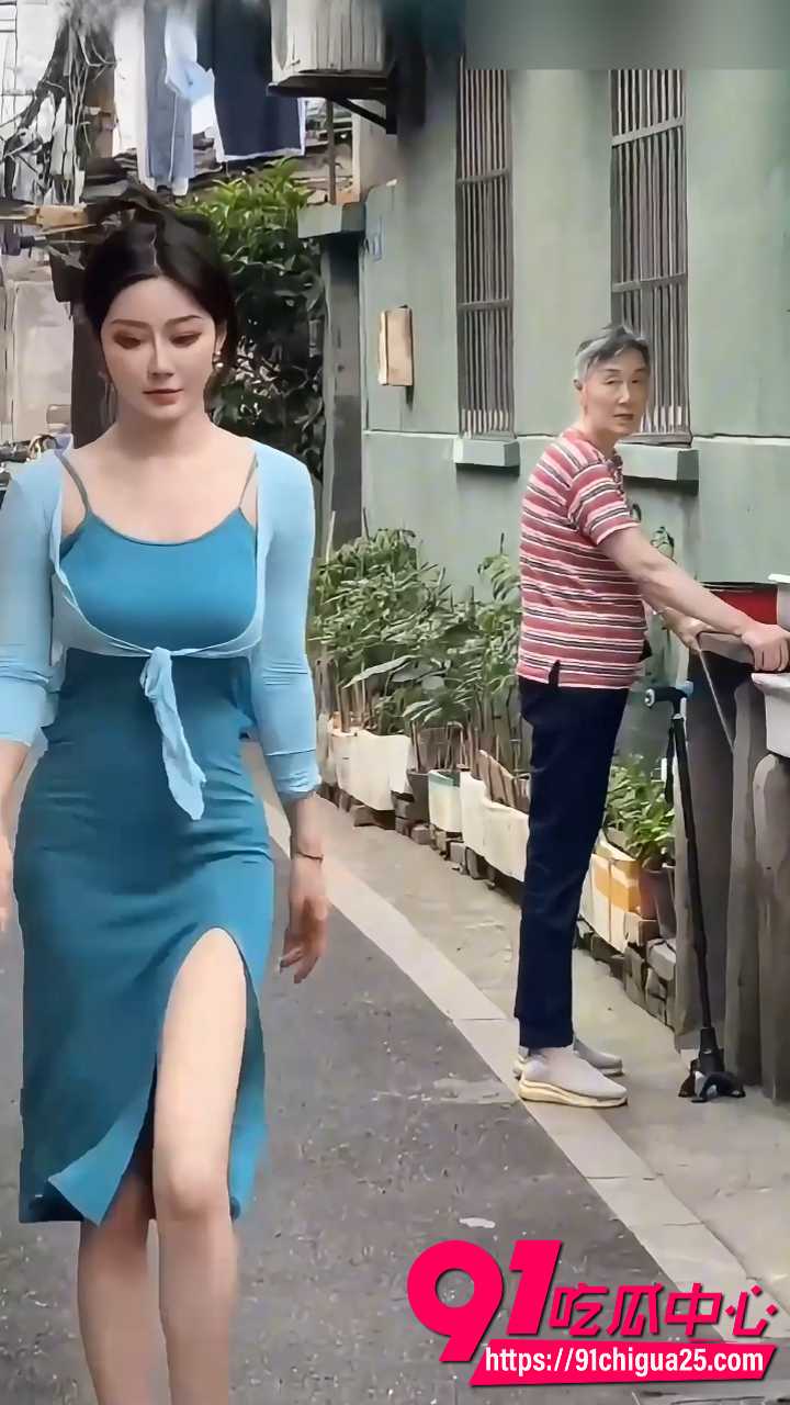 绿帽儿子爱看反差母狗妈妈巨乳翘臀被群男轮干2