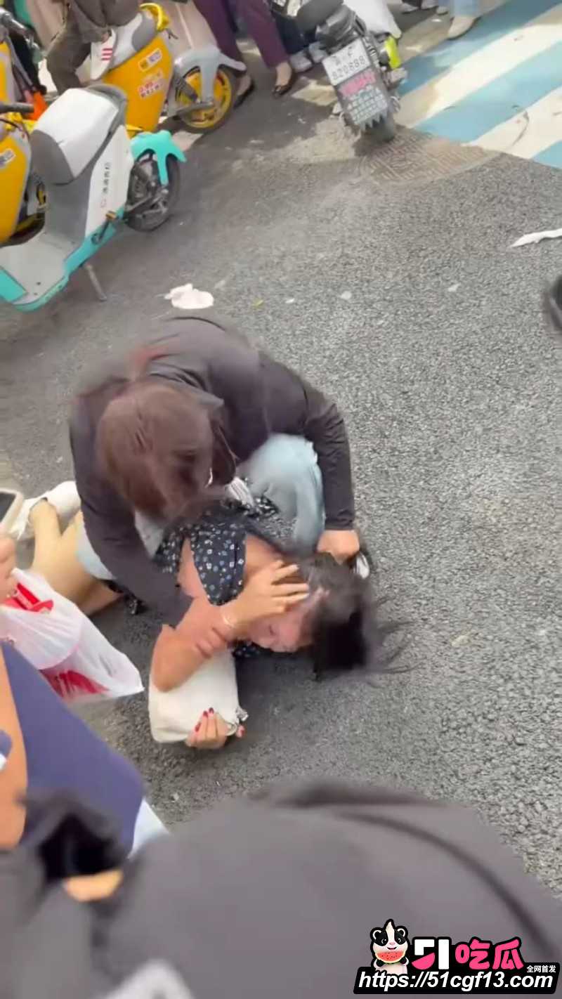 河北保定正信购物中心原配当街怒撕小三02