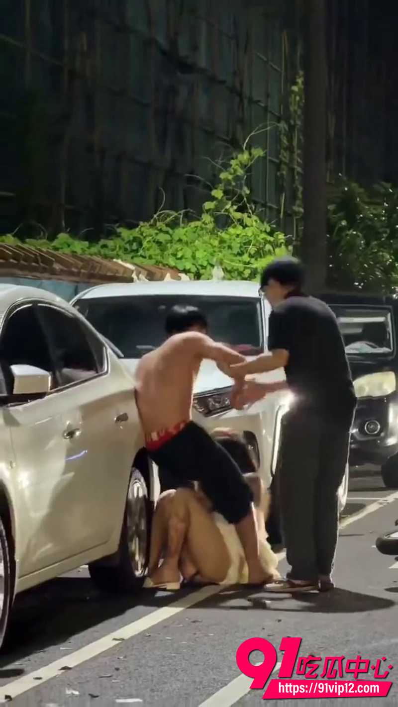 情侣当街激烈打斗 女子疑出轨被扇耳光翻倒在地死抓男腿不放 现场视频曝光!