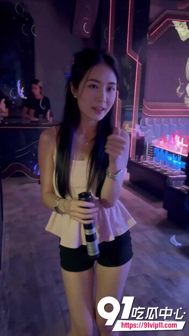 金发纹身精神小妹夜店热舞3