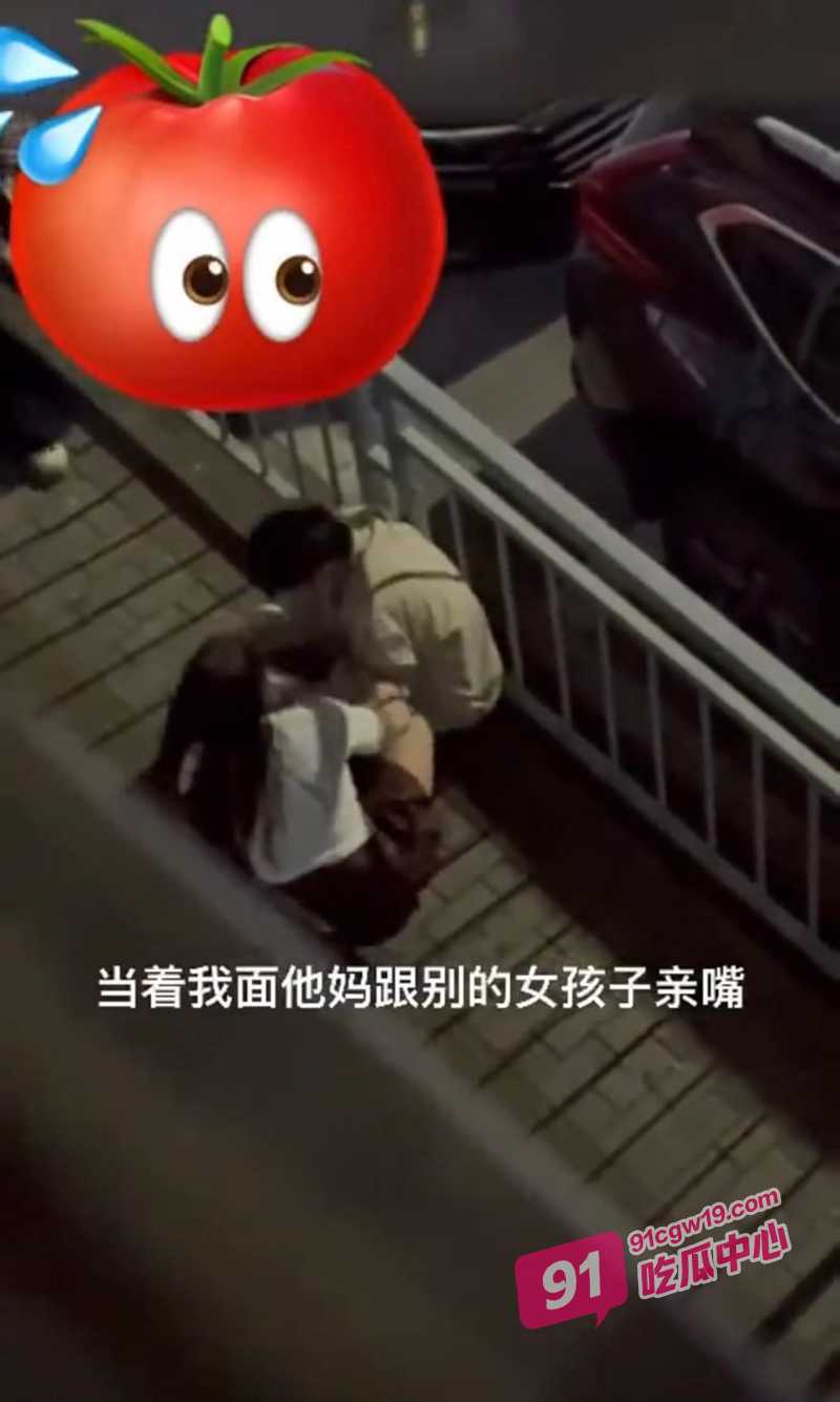 广东小伙出轨五次被女友抓现行 女友大怒:外面的野花比我香?