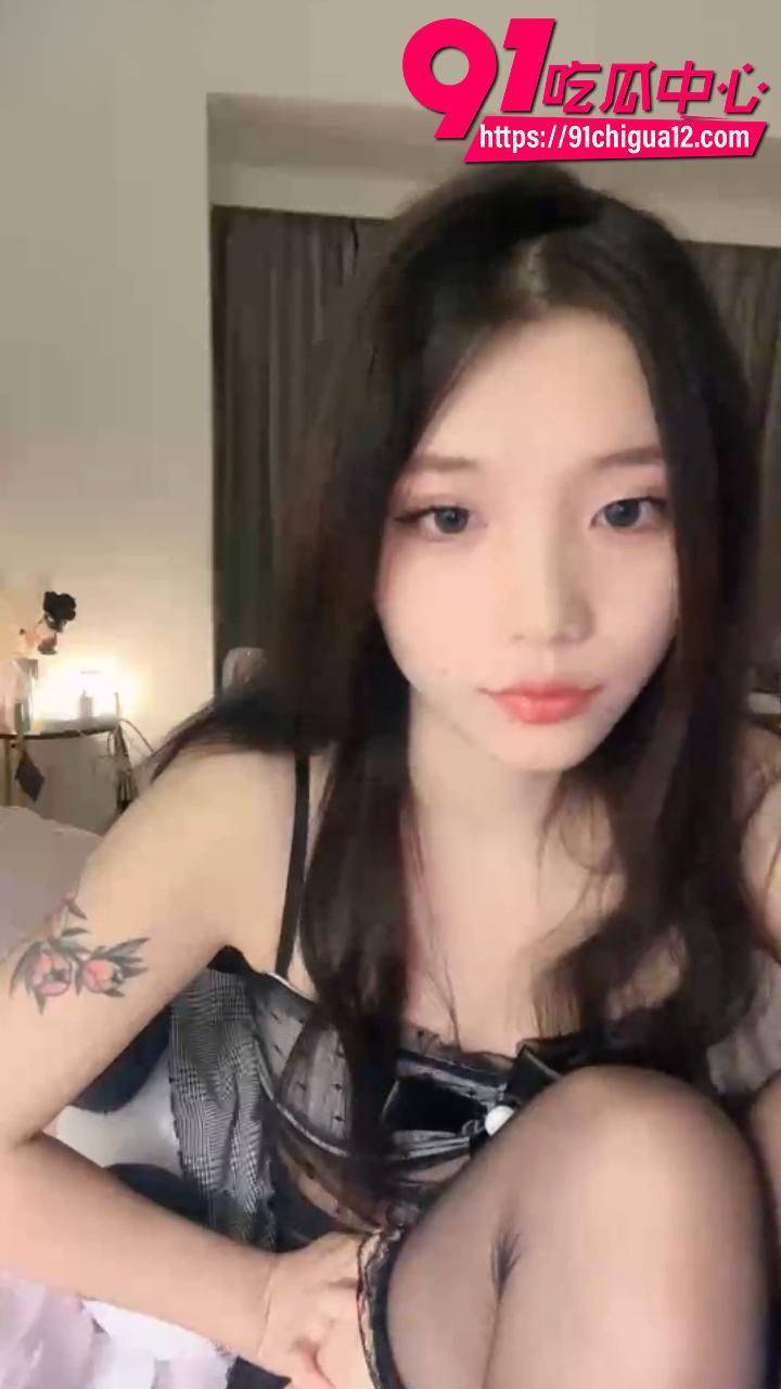 长腿黑丝开档自慰玩具猛插粉穴1
