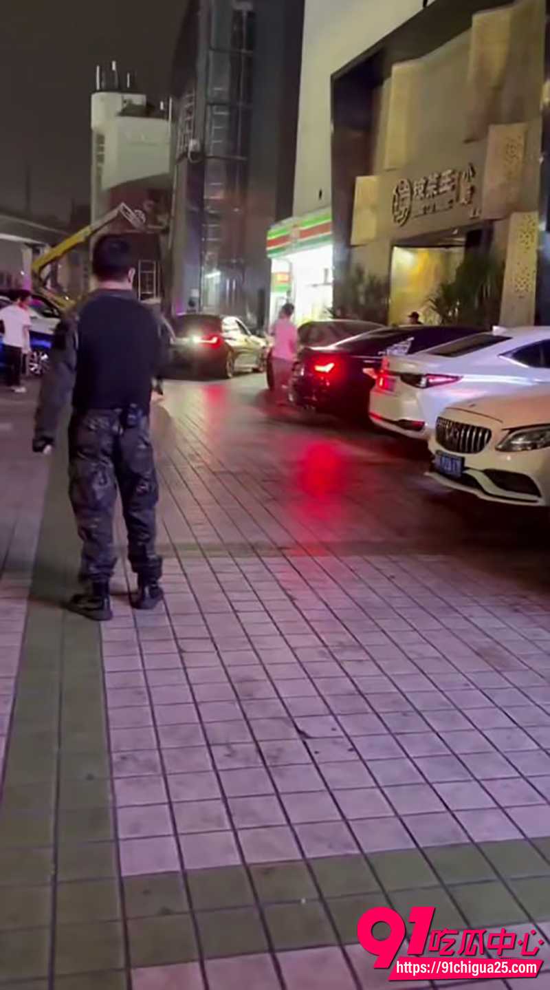 海口夜市男子驾驶轿车撞人  1