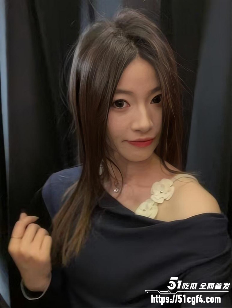 母狗女友当着绿帽男友面家中偷情01 母狗女友当着绿帽男友面家中偷情01