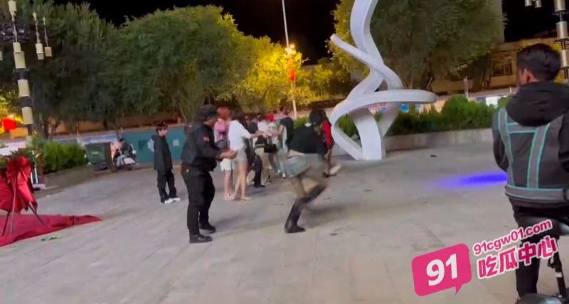 广西街头两个精神小妹为男人大打出手 黑丝小姐姐狂踹露腰渔网袜妹妹!