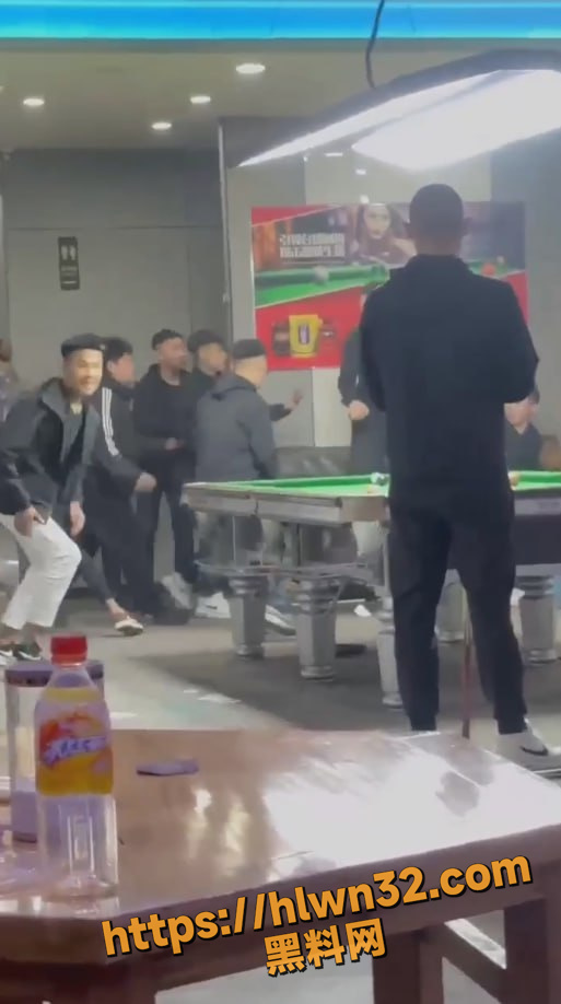 精神小伙真是不惧后果 提刀就砍 打个台球输球后 拔出随身带着一把西瓜刀 一言不合就往身上招呼！