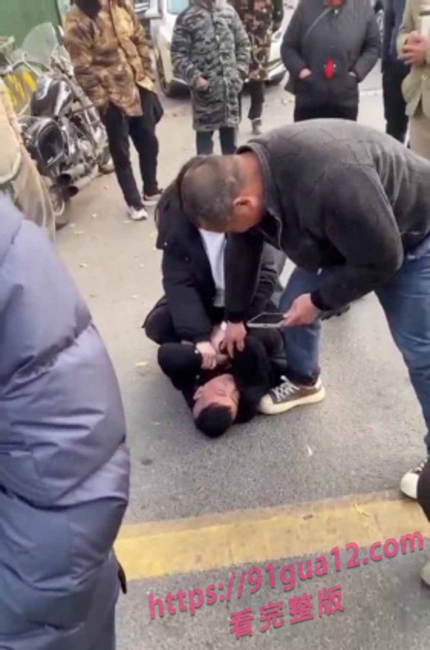 四川绵阳热瓜 强壮少妇当街暴打抠搜炮友！现场劲爆视频曝光～ 配图2