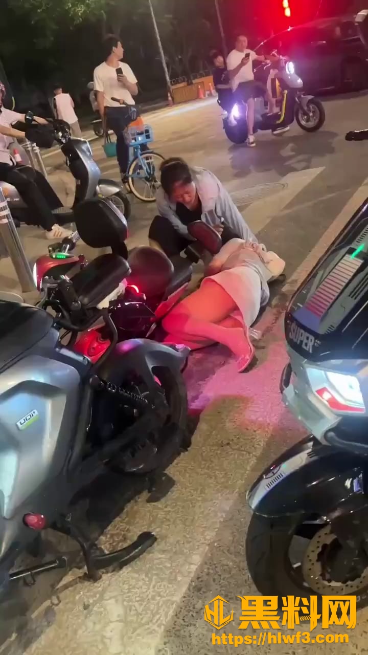 每日吃瓜原配抓奸 街头手撕小三现场 集美的战斗总是这样朴实无华