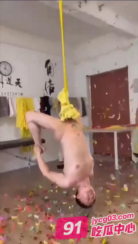 猎奇重口慎入!小伙为博富婆偏爱 努力在家磨练武器
