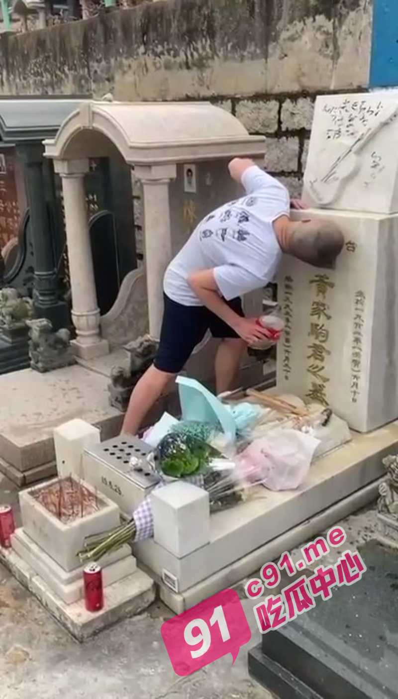 香港 黄家驹 墓碑遭两名男子破坏 侮辱涂污竟然还敢亲吻 粉丝痛斥败类行为