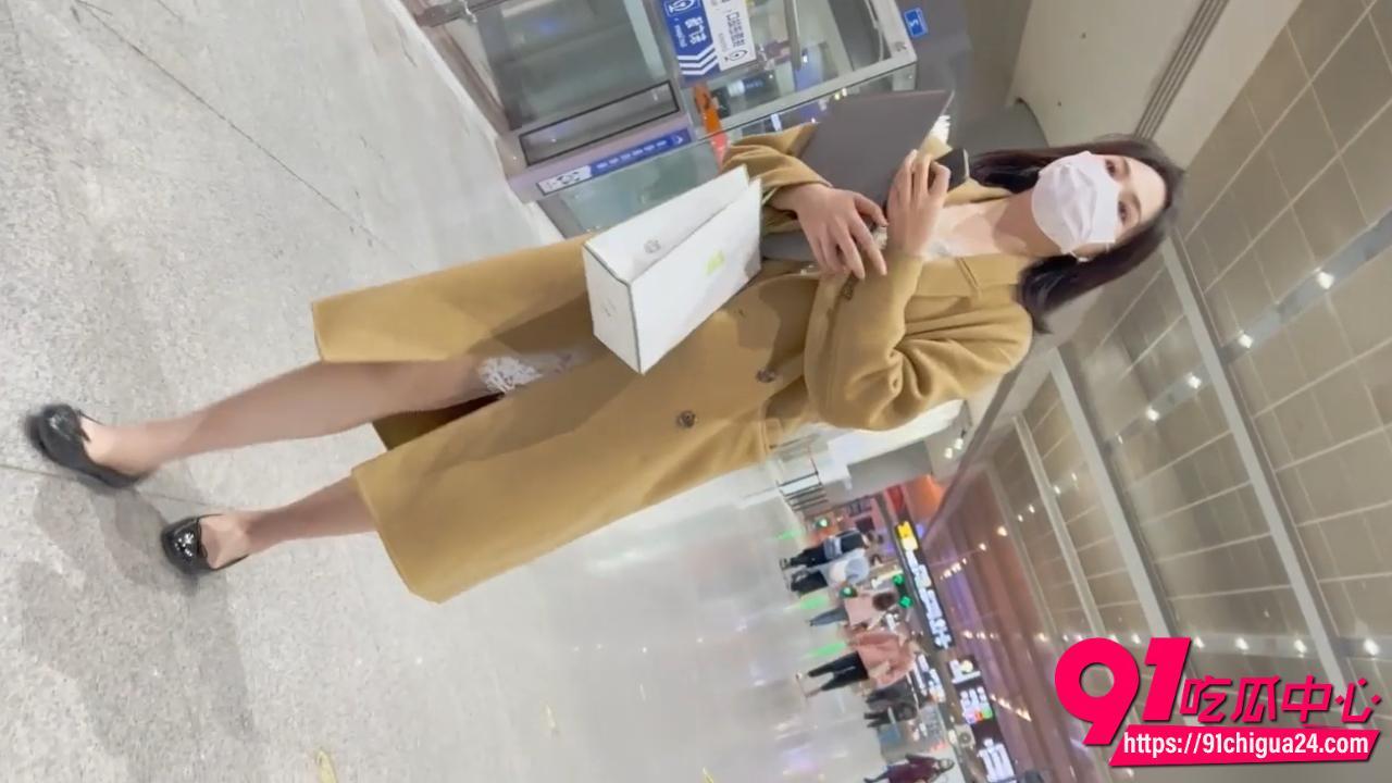 商场偷拍人妻大衣下藏白色蕾丝连衣裙2