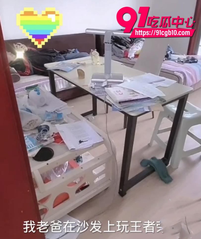 爸爸在客厅玩王者入迷我在妈妈骚穴里灌满精液有过程对白 1 爸爸在客厅玩王者入迷我在妈妈骚穴里灌满精液有过程对白 1
